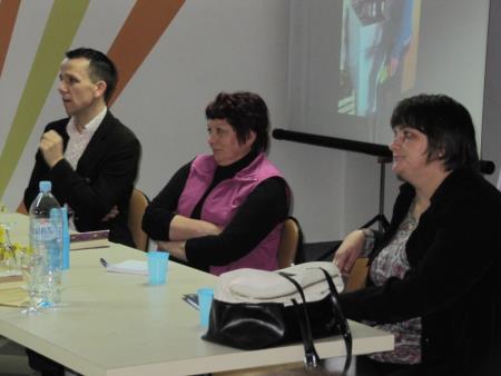 Okrogla miza Otrok v rejništvu = otrok med dvema družinama 30